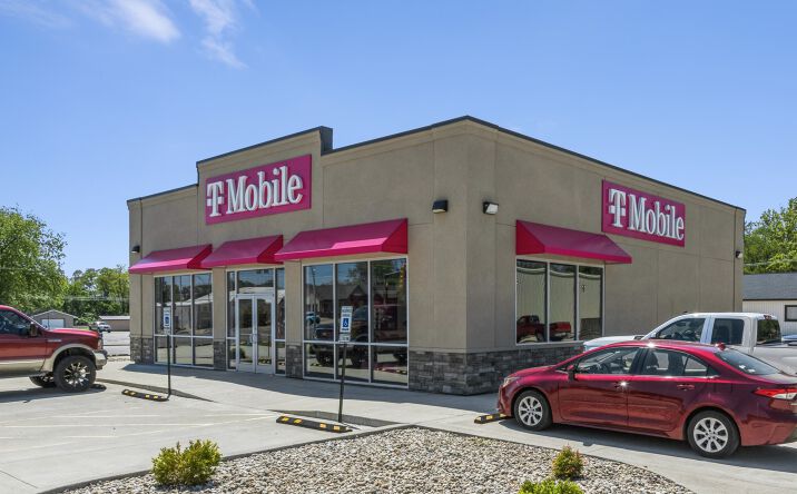 Pictures of Retail property located at 567 12th Street, Carlyle, IL 62231 for sales - image #1