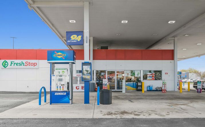 Pictures of Retail property located at 6886 Suwannee Plaza Lane, Live Oak, FL 32060 for sales - image #1
