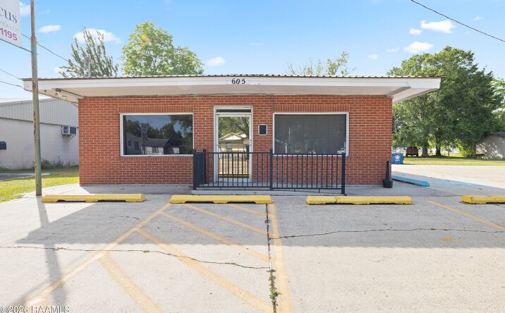 Pictures of Office property located at 605 S Lewis St, New Iberia, LA 70560 for sales - image #1