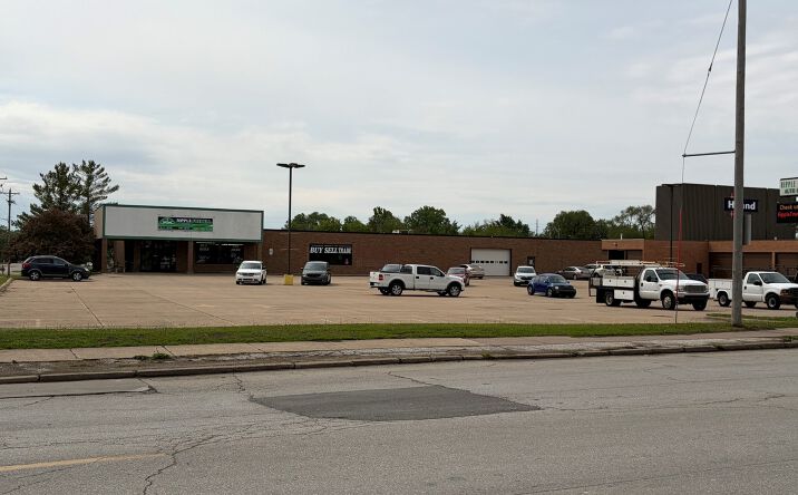 Pictures of Retail property located at 2825 Rockingham Road, Davenport, IA 52802 for sales - image #1