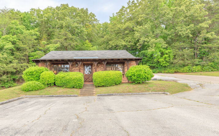 Pictures of Office property located at 4135 HIXSON PIKE, CHATTANOOGA, TN 37415-3111 for sales - image #1