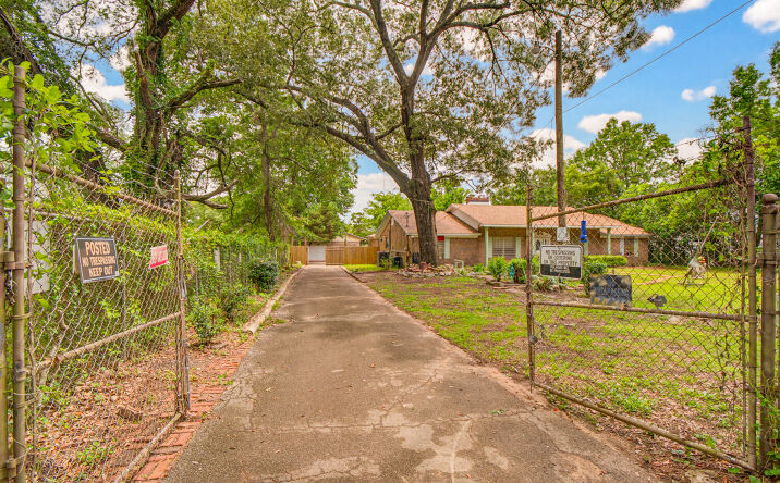 Pictures of Mixed Use, Special Purpose property located at 8246 Chellie Road, Pensacola, FL 32526 for sales - image #1