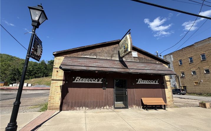 Pictures of Mixed Use property located at 202 N Chester St, New Cumberland, WV 26047 for sales - image #1