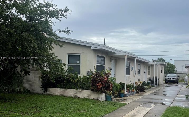 Pictures of Multifamily property located at 1711 Thomas St, Hollywood, FL 33020 for sales - image #1