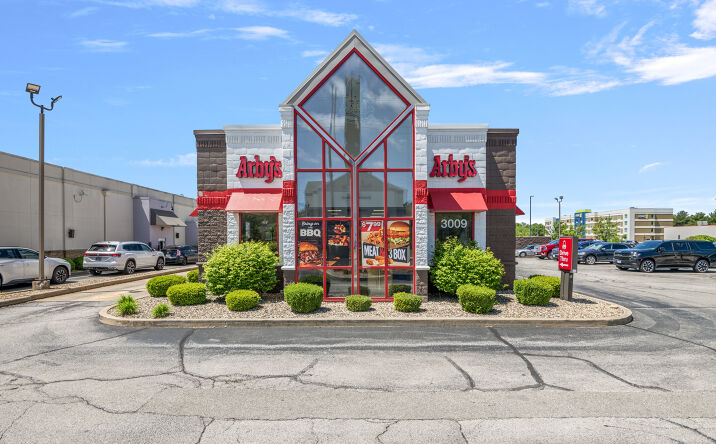 Pictures of Retail property located at 3009 South Dirksen Parkway, Springfield, IL 62703 for sales - image #1