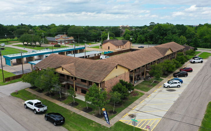 Pictures of Multifamily property located at 601 E Coombs St, Alvin, TX 77511 for sales - image #1