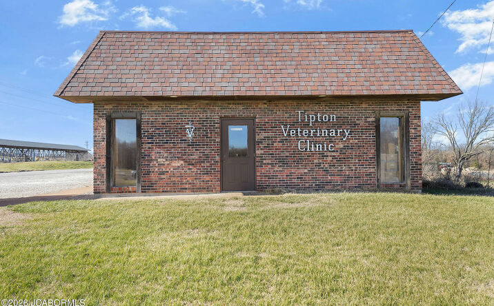 Pictures of Office property located at 907 MO-5, Tipton, MO 65081 for sales - image #1