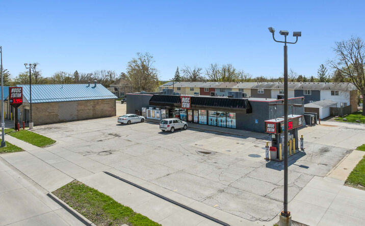 Pictures of Retail property located at 1420 West 1st Street, Cedar Falls, IA 51103 for sales - image #1