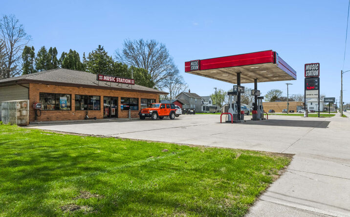 Pictures of Retail property located at 709 1st Street West, Independence, IA 50644 for sales - image #1