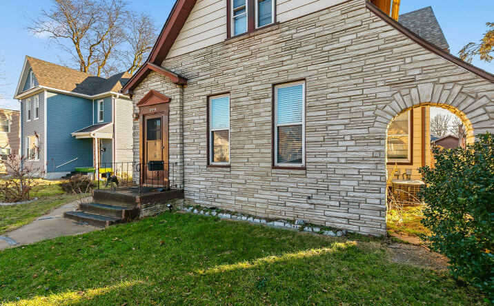 Pictures of Multifamily property located at 2115 W 4 Street, Davenport, IA 52802 for sales - image #1