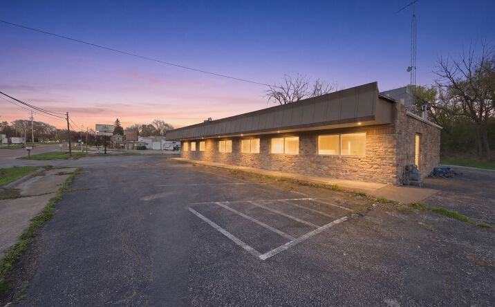 Pictures of Retail property located at 682 Park Avenue, Genoa, IL 60135 for sales - image #1