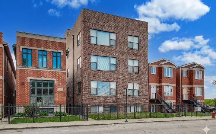 Pictures of Multifamily property located at 504 S Oakley Boulevard, Chicago, IL 60612 for sales - image #1