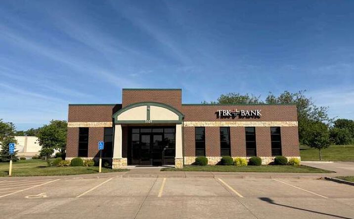 Pictures of Retail property located at 3325 W Kimberly Rd, Davenport, IA 52806 for sales - image #1