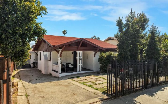 Pictures of Multifamily property located at 3206 W 27th, Los Angeles, CA 90018 for sales - image #1