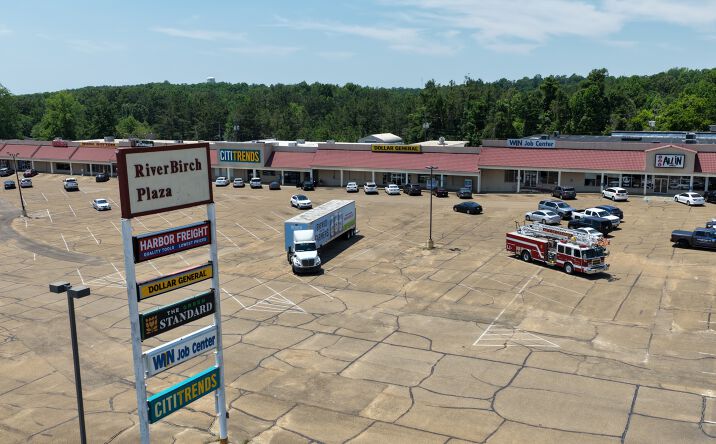 Pictures of Retail property located at Grenada Plaza Shopping Center, Grenada, MS 38901 for sales - image #1