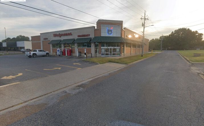 Pictures of Retail property located at 2615 Lake Road, Dyersburg, TN 38024 for sales - image #1