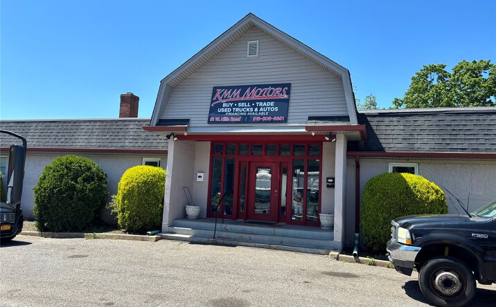 Pictures of Retail property located at 81 W Hills Road, Huntington, NY 11746 for sales - image #1