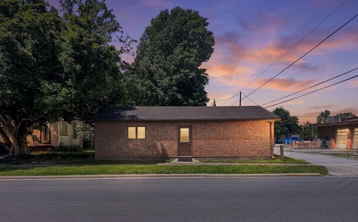Pictures of Office, Retail property located at 301 N Main Street, Flora, IL 62839 for sales - image #1