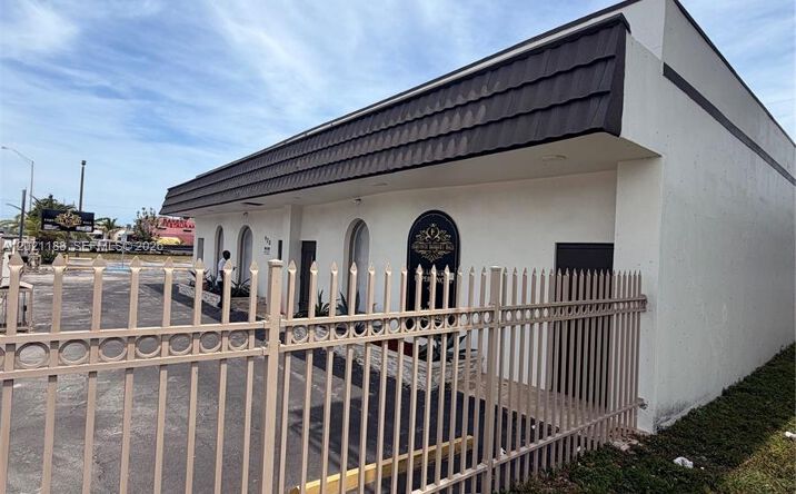 Pictures of Retail, Industrial property located at 920 NW 119th St, Miami, FL 33168 for sales - image #1