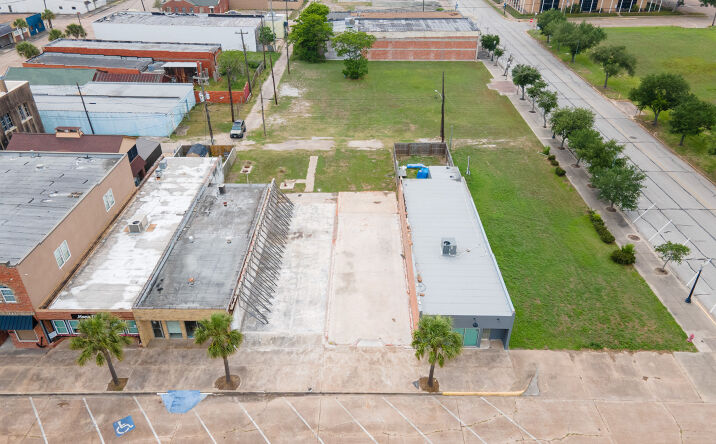 Pictures of Retail, Office, Industrial property located at 206 West Park Avenue, Freeport, TX 77541 for sales - image #1