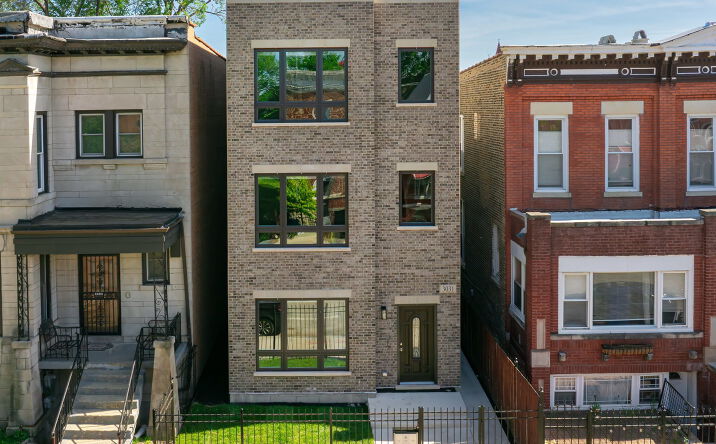 Pictures of Multifamily property located at 3031 W WARREN Boulevard, Chicago, IL 60612 for sales - image #1