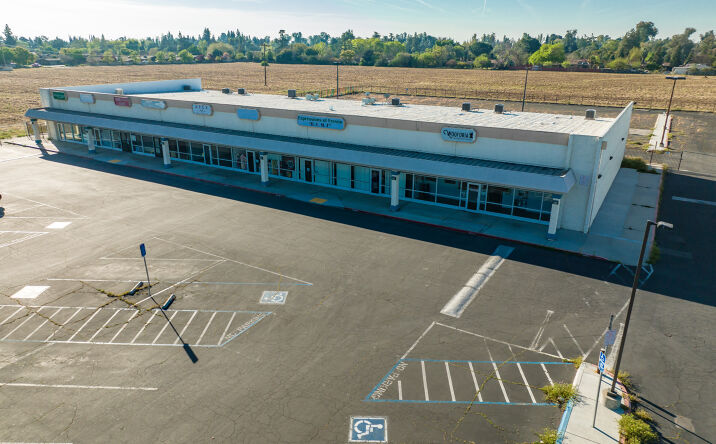 Pictures of Retail property located at 5710 E Kings Canyon Rd, Fresno, CA 93727 for sales - image #1