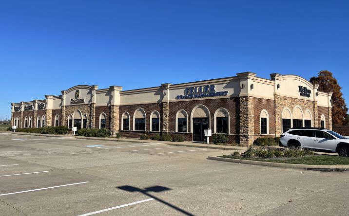 Pictures of Retail property located at 727 North Cross Pointe Boulevard, Evansville, IN 47715 for sales - image #1