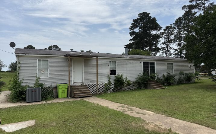 Pictures of Mobile Home Park property located at 2000 E Loop 304, Crockett, TX 75835 for sales - image #1
