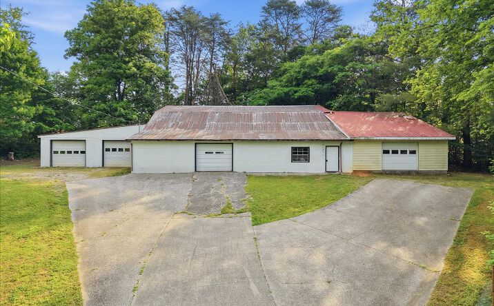 Pictures of Office, Industrial, Mixed Use property located at 2633 Harriman Highway, Harriman, TN 37748 for sales - image #1