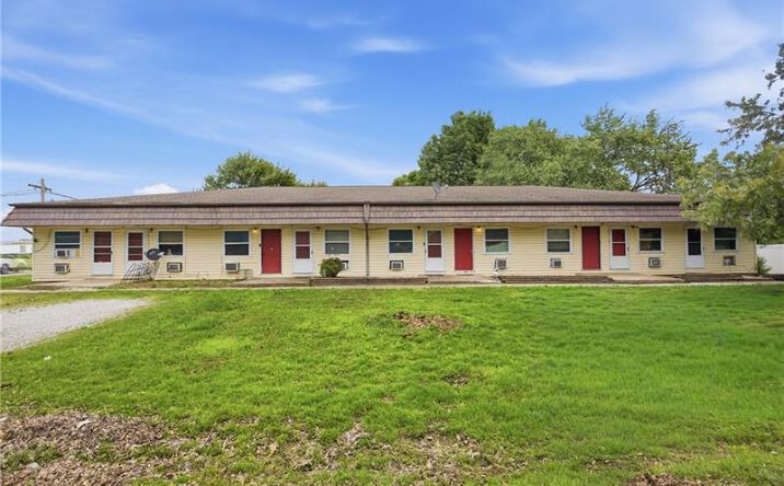 Pictures of Multifamily property located at 412 NE 13th St, Casey, IL 62420 for sales - image #1