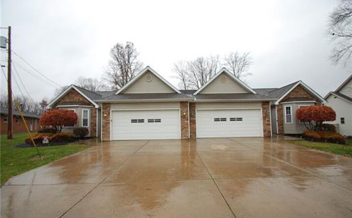 Pictures of Multifamily property located at 784 Elmwood Drive, Hubbard, OH 44425 for sales - image #1