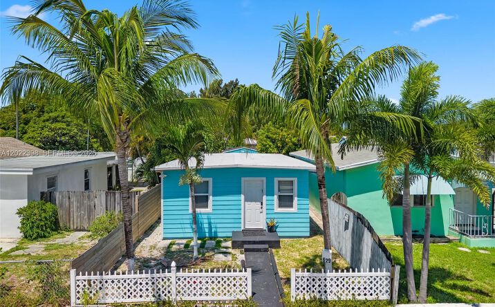 Pictures of Multifamily property located at 629 N F St, Lake Worth, FL 33460 for sales - image #1