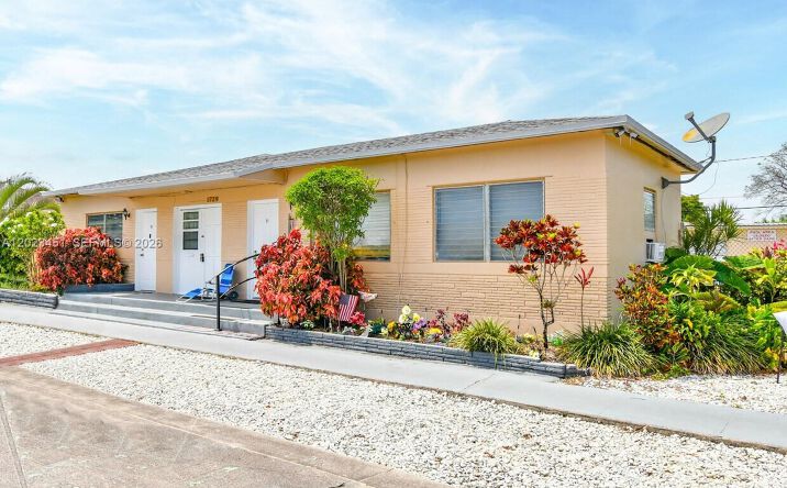 Pictures of Multifamily property located at 1741-1743 Moffett St, Hollywood, FL 33020 for sales - image #1