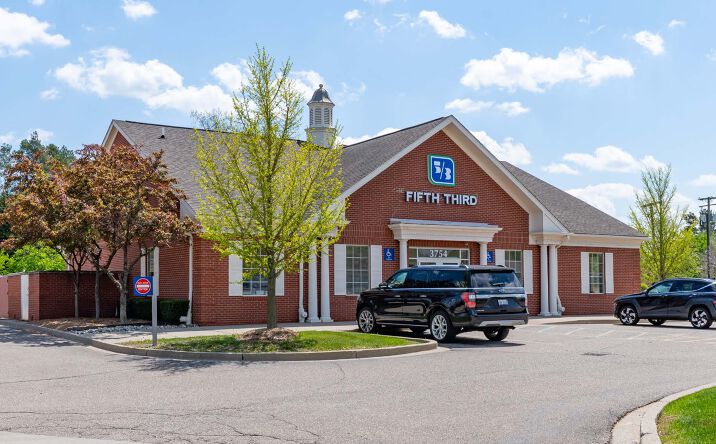 Pictures of Retail property located at 3760 Rochester Rd, Troy, MI 48083 for sales - image #1