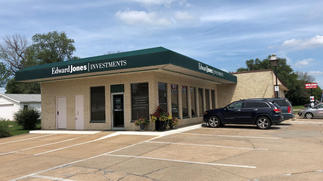 909 W Pleasant St, Knoxville, IA 50138