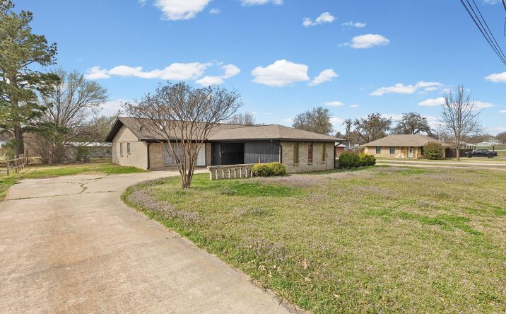 Pictures of Multifamily property located at 704 Manson St, Wolfe City, TX 75496 for sales - image #1