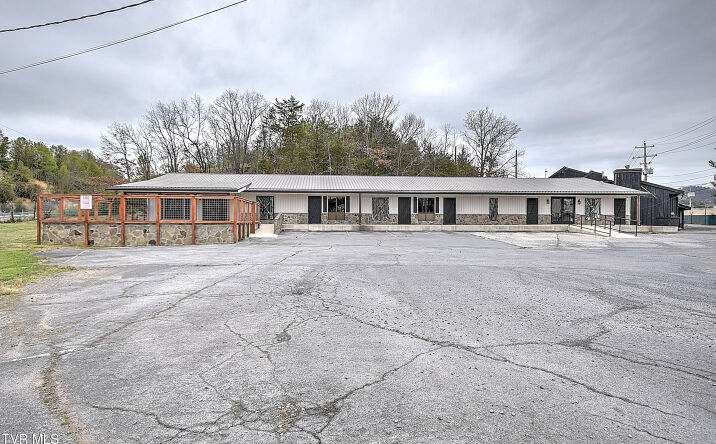Pictures of Retail property located at 3100 N Roan St, Johnson City, TN 37601 for sales - image #1