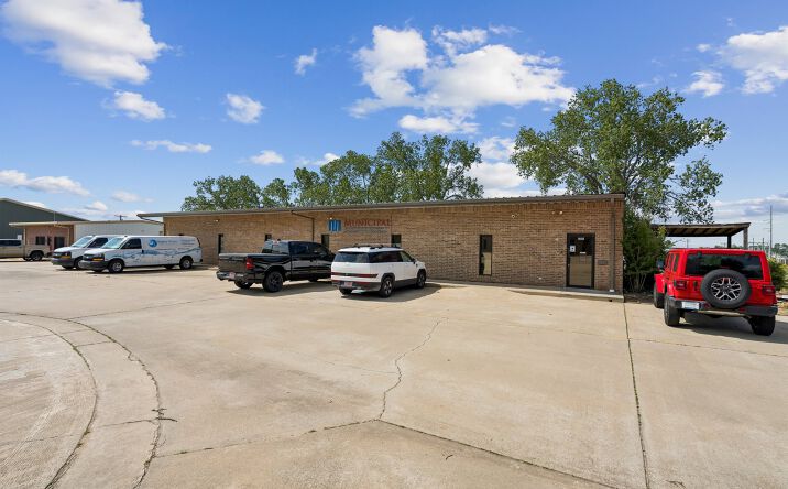 Pictures of Retail property located at 908 East 35th Street, Shawnee, OK 74804 for sales - image #1