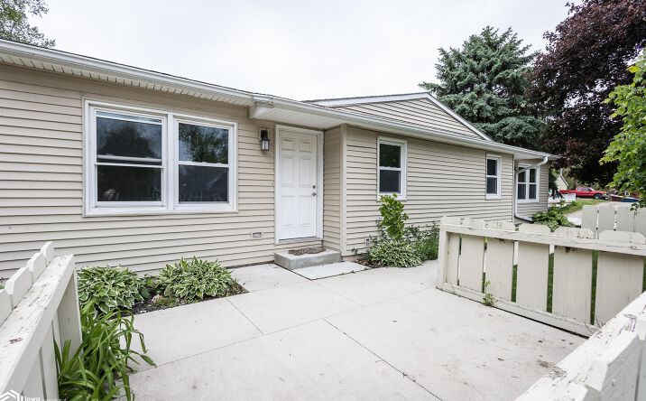 Pictures of Multifamily property located at 207 8Th Avenue S, Clear Lake, IA 50428 for sales - image #1