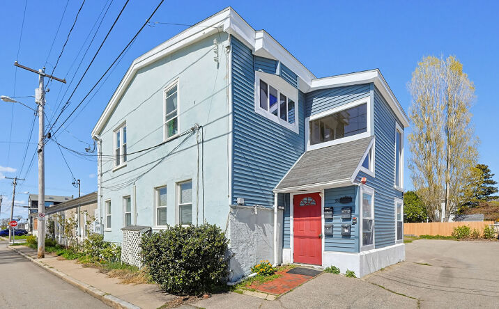 Pictures of Multifamily property located at 33 HALSEY ST, NEWPORT, RI 02840 for sales - image #1