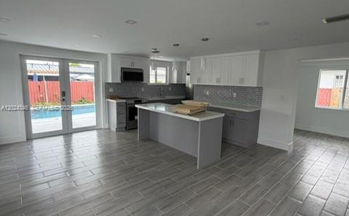 Pictures of Multifamily property located at 3515-3517 SW 91st Ave, Miami, FL 33165 for sales - image #1