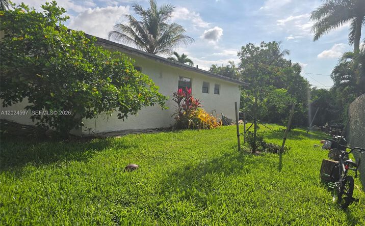 Pictures of Multifamily property located at 6590 SW 46th St, Davie, FL 33314 for sales - image #1