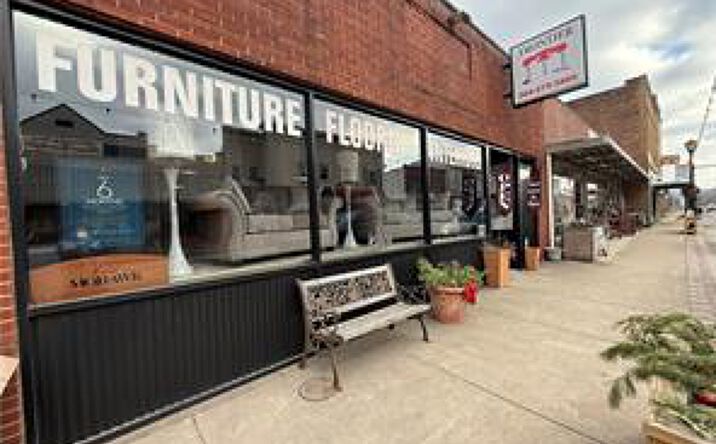 Pictures of Retail property located at 225 WASHINGTON ST, RAVENSWOOD, WV 26164-1841 for sales - image #1