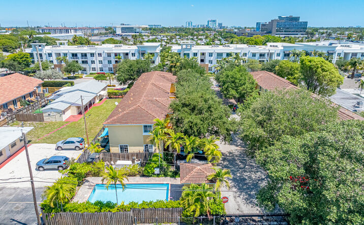 Pictures of Multifamily property located at 322-324 Northeast 3rd Street, Hallandale Beach, FL 33009 for sales - image #1