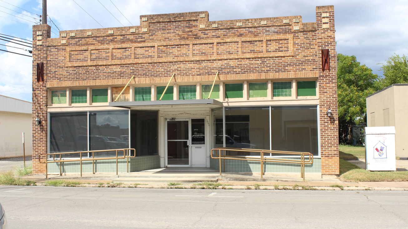 111 Nelson Street, Yoakum, TX 77995