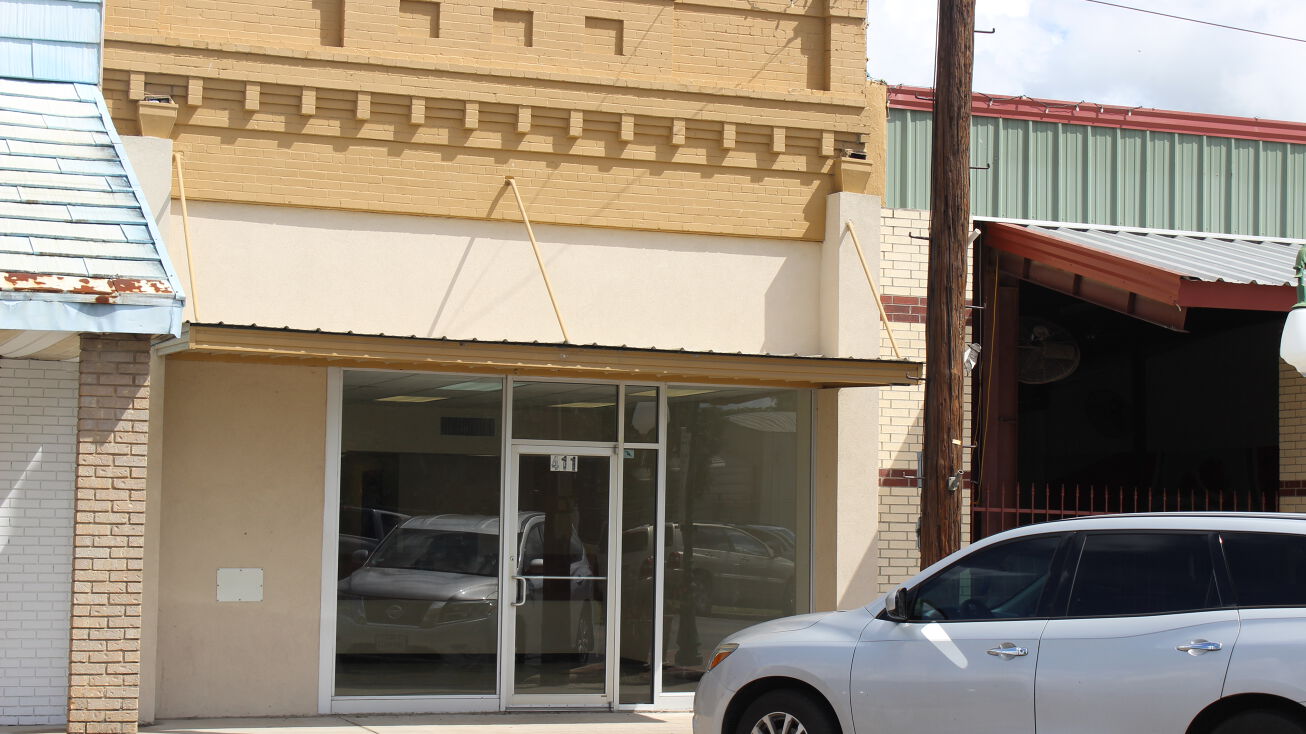 411 E Davis St, Luling, TX 78648