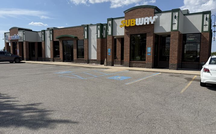 Pictures of Retail property located at 402 Indianhead Dr, Mason City, IA 50401 for sales - image #1