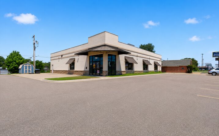 Pictures of Retail property located at 2113 S Air Depot BLVD, Midwest City, OK 73110 for sales - image #1