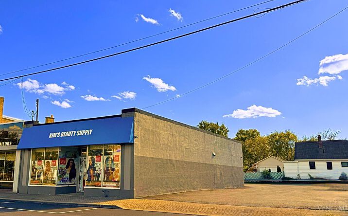 Pictures of Retail property located at 1829 West Galbraith Road, Cincinnati, OH 45239 for sales - image #1