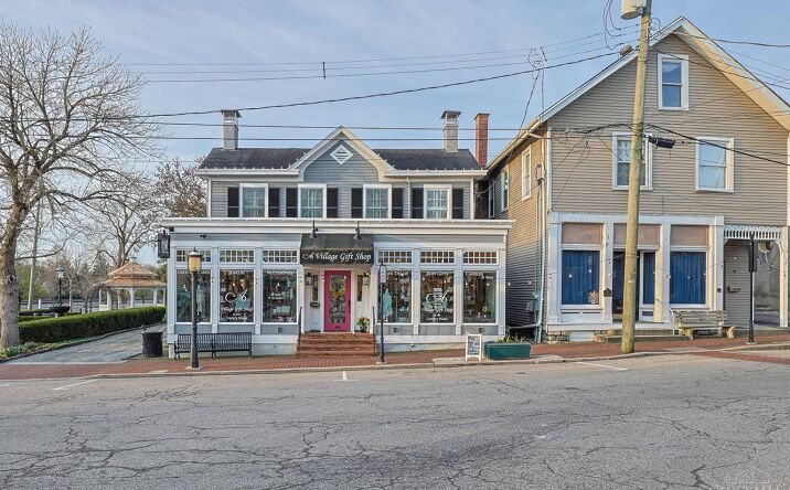 Village Square, Glendale